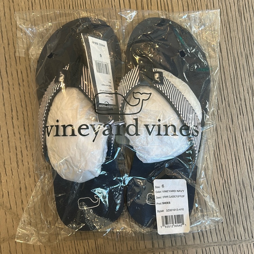 NEW IN PACKAGE Vineyard Vines women’s classic flip flops, size 6.